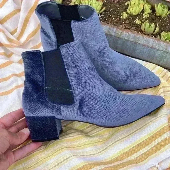 Blue velvet heels - Picture 2 of 8